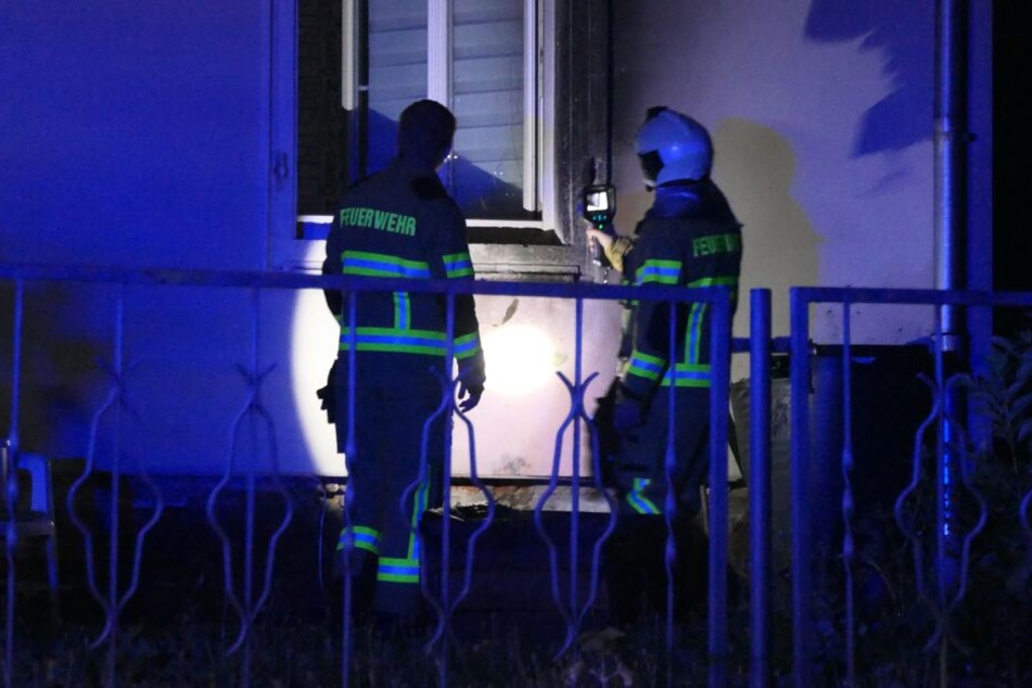 Mit einer Wärmebildkamera wurde nach möglichen Glutnestern in der Fassade gesucht.