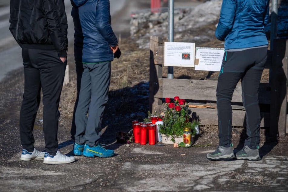 Personen stehen an der Unfallstelle in Südtirol.