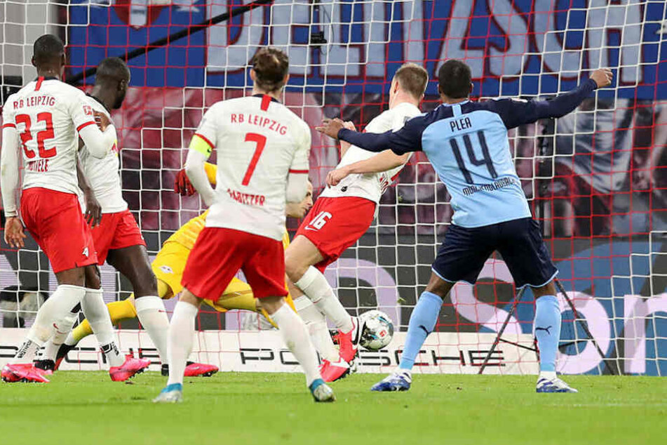 Alassane Plea (r.) traf in der 24. Minute zur 1:0-Gästeführung. Nordi Mukiele, Dayot Upamecano, Marcel Sabitzer und Lukas Klostermann können nur hinterherschauen, Péter Gulácsi nicht abwehren.