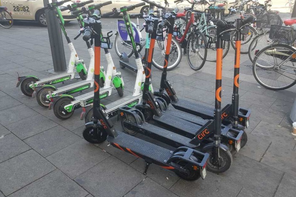 E-Scooter verschiedener Anbieter am Kölner Neumarkt.