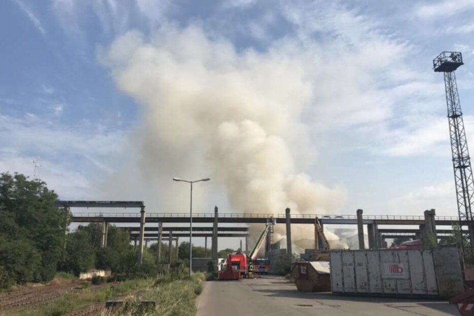 Ein Radler trennt aktuell die Müllberge, um den Brand einzudämmen.