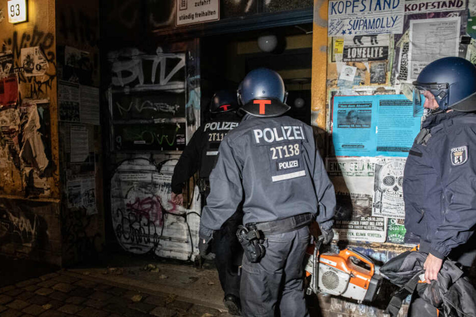 Immer wieder kommt es in der "Rigaer" zu großen Polizeieinsätzen. Auf diesem Foto zu sehen ist die Stürmung eines Hauses in der Straße Ende 2018. (Symbolfoto)
