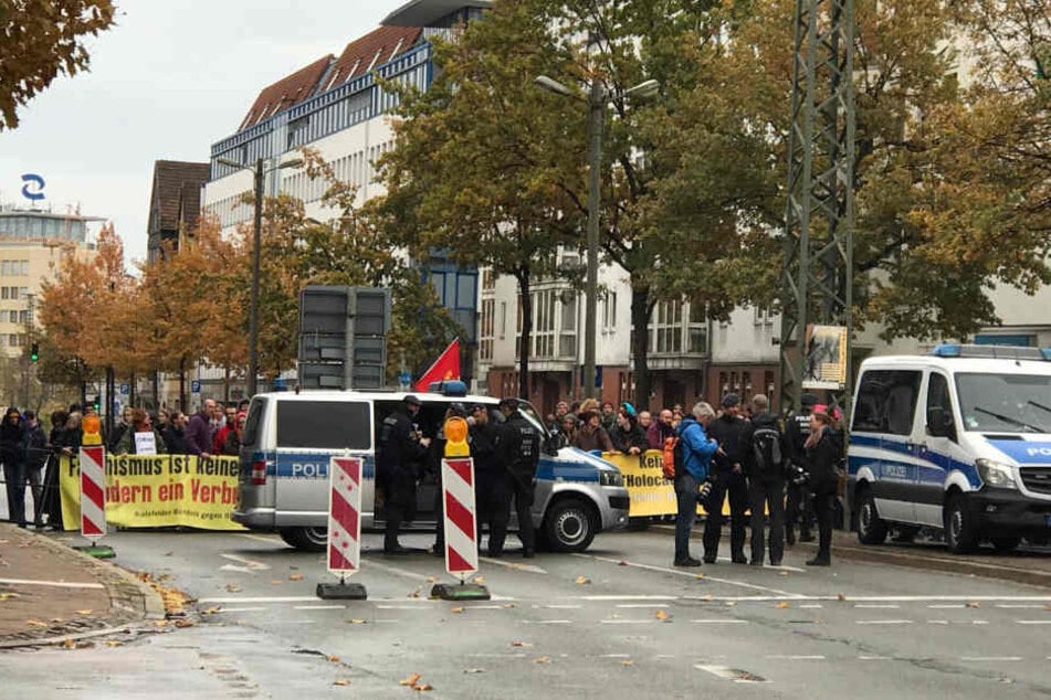 Die Polizei geht auf der Herforder Straße in Position.