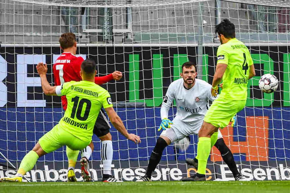 Konstantin Kerschbaumer (Zweiter von links) erzielt den zwischenzeitlichen 1:1-Ausgleich für den FC Ingolstadt 04.