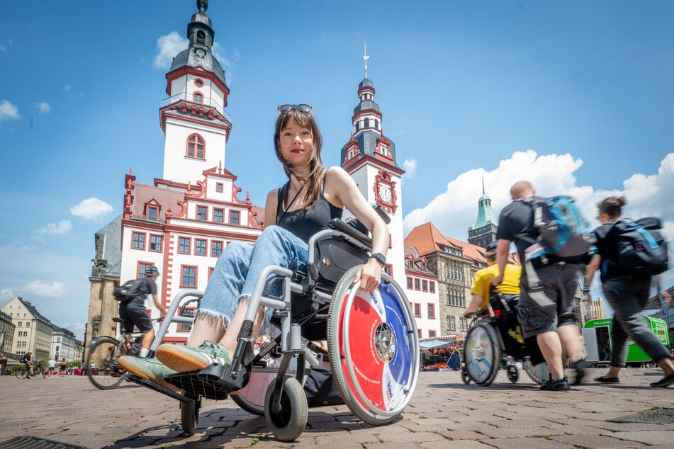 TAG24-Reporterin Lena Plischke hat sich am Mittwoch dem Selbsttest im Rollstuhl mit dem ASB gestellt.