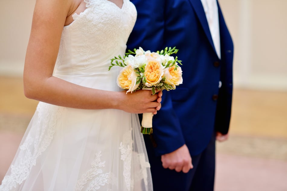 Emma und Sara versuchen nun, ihre Ehen mit Jason annullieren zu lassen. (Symbolfoto)