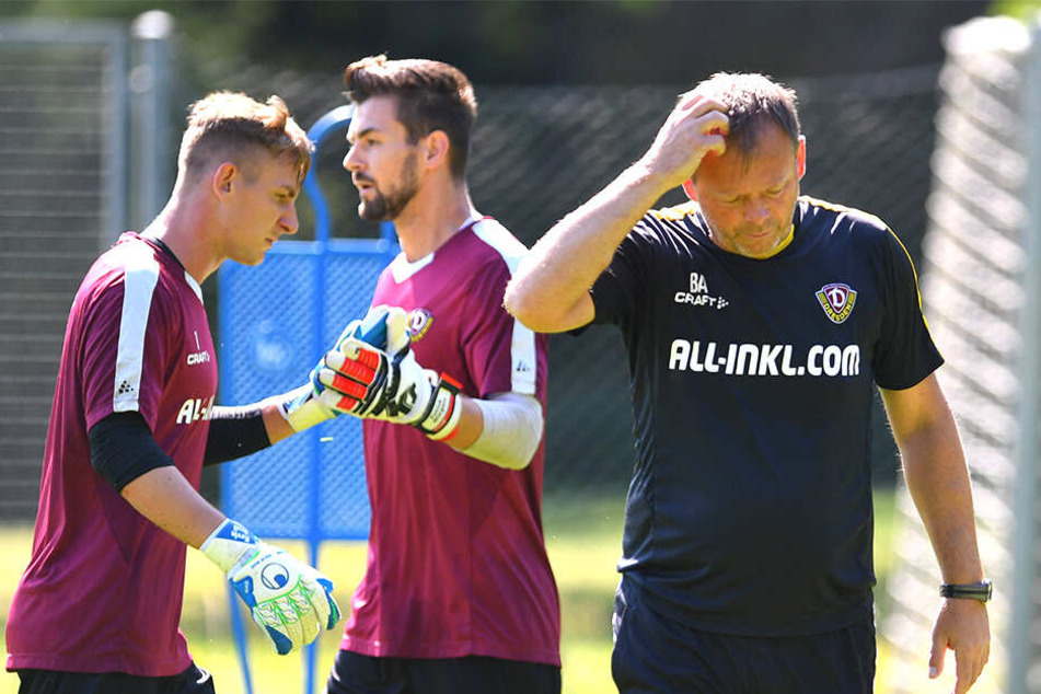 Torwartcoach Brano Arsenovic (v.) kratzt sich am Kopf. Wer hat sich durchgesetzt? Kevin Broll (l.) oder Patrick Wiegers? Arsenovic weiß es bereits. Oder doch Tim Boss?