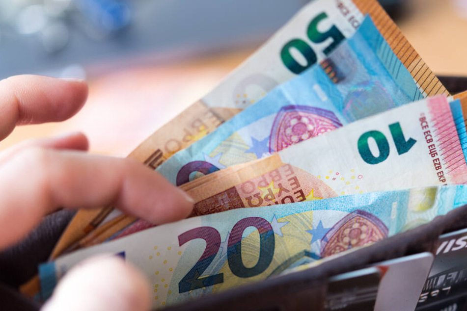 Frauen haben weniger Geld als ihre männlichen Kollegen im Geldbeutel. (Symbolbild)