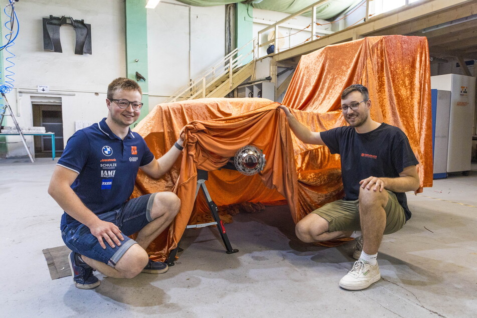 Jim Preußner (22) und Christoph Melzer (23) präsentierten vor einigen Wochen bereits den geheimen Prototypen: ein elektrobetriebenes und fahrerlos agierendes Formel-Auto.