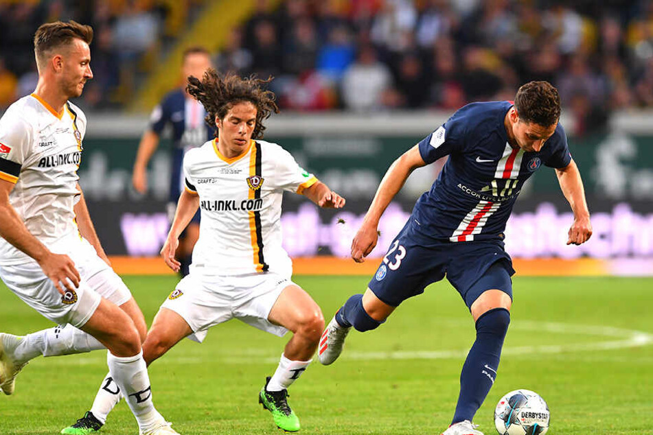 Zweimal Test gegen Paris St. Germain. Dresden verlor 1:6, Nürnberg spielte 1:1. Hier bringt Matthäus Taferner (M.) im Beisein von Florian Ballas Weltmeister Julian Draxler ins Straucheln.