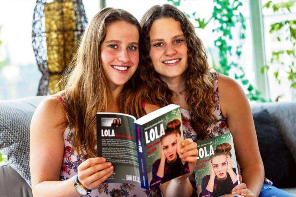 Selina (17, l.) und Loreen Kaiser (19) stöbern gemeinsam in ihrem Buch.
