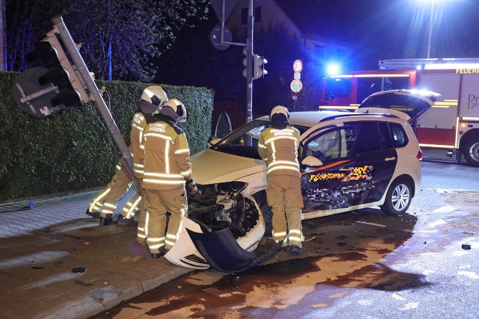 Der Taxi-Fahrer wurde schwer verletzt und kam in ein Krankenhaus.