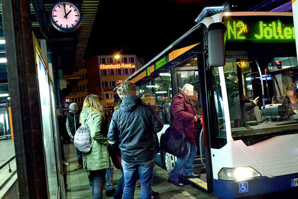 Das betrunkene Mädchen wurde aus der Nachtbuslinie N4 in Richtung Altenhagen/Heepen rausgeworfen. (Symbolbild)