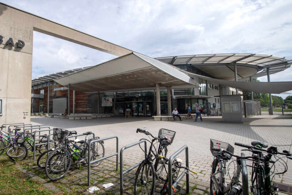In dem Schwimmbad in München Pasing soll der Junge das Mädchen missbraucht haben.