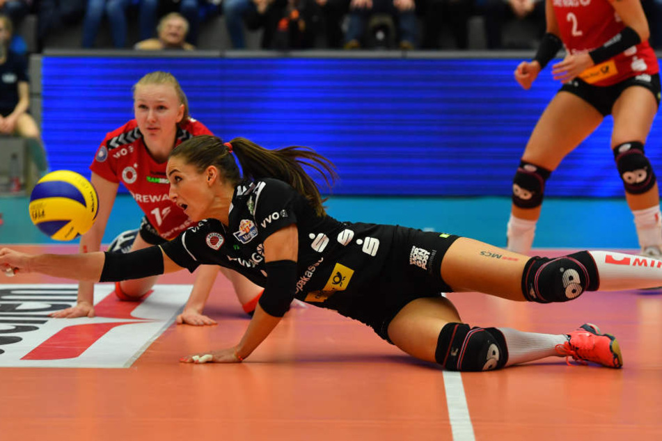 Der DSC machte sich gaaaanz lang fürs Halbfinale! Hier rettet Libera Myrthe Schoot den Ball.