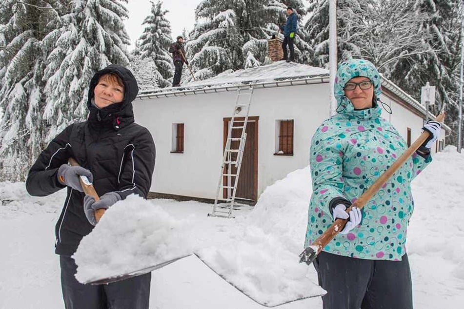 Die eingeschneiten Urlauber nahmen es in Niederschlag mit Humor: Steffi (l.) und Vicky Rhein griffen selbst mit zur Schippe.