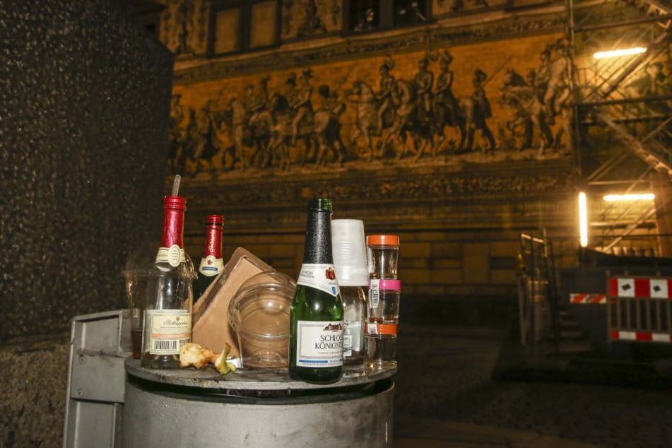 Auch unzählige Flaschen entsorgten die Männer in Orange.