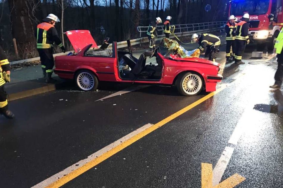 Mann wird in Auto eingeklemmt: Feuerwehr schneidet ihn raus!
