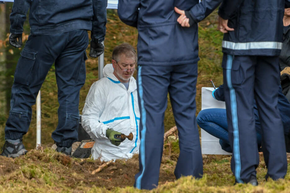 Einsatzkräfte der Polizei graben an einem möglichen Ablageort einer Mädchenleiche.