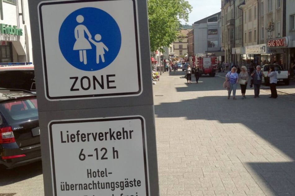 Die fahrt des jungen Mädchens endete an einem Baum in der Fußgängerzone. (Symbolbild)