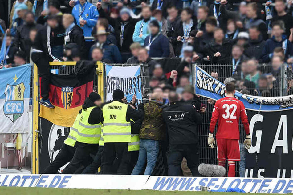 Das Spiel in Lotte musste kurzzeitig unterbrochen werden, weil Fans versuchten den Platz zu stürmen.