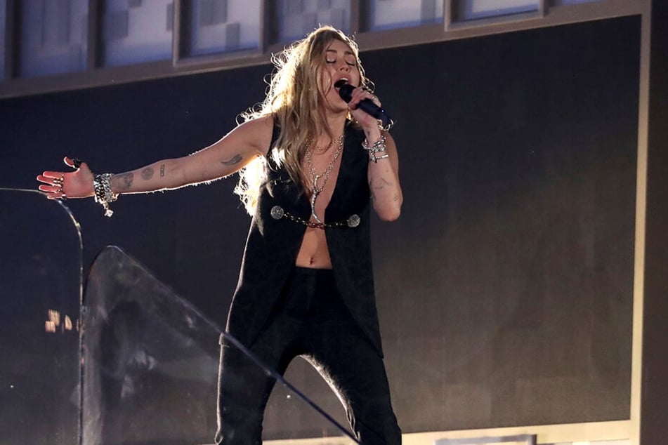 Miley Cyrus trat bei den Grammys mit dem Song "In My Blood" auf.