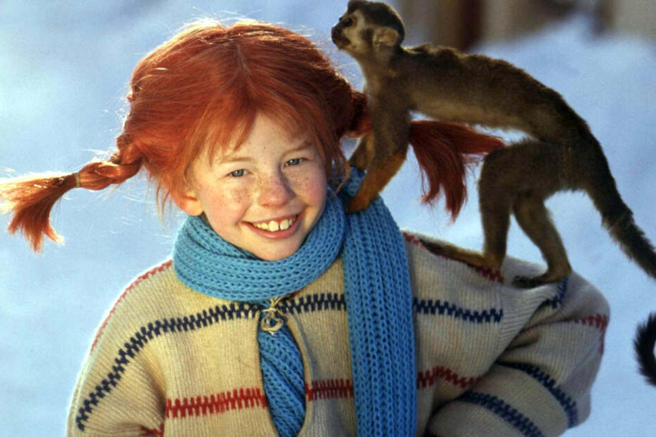 Lächelnd trägt die Schauspielerin Inger Nilsson in einem Film von 1968 als "Pippi Langstrumpf" ihr Äffchen auf der Schulter.