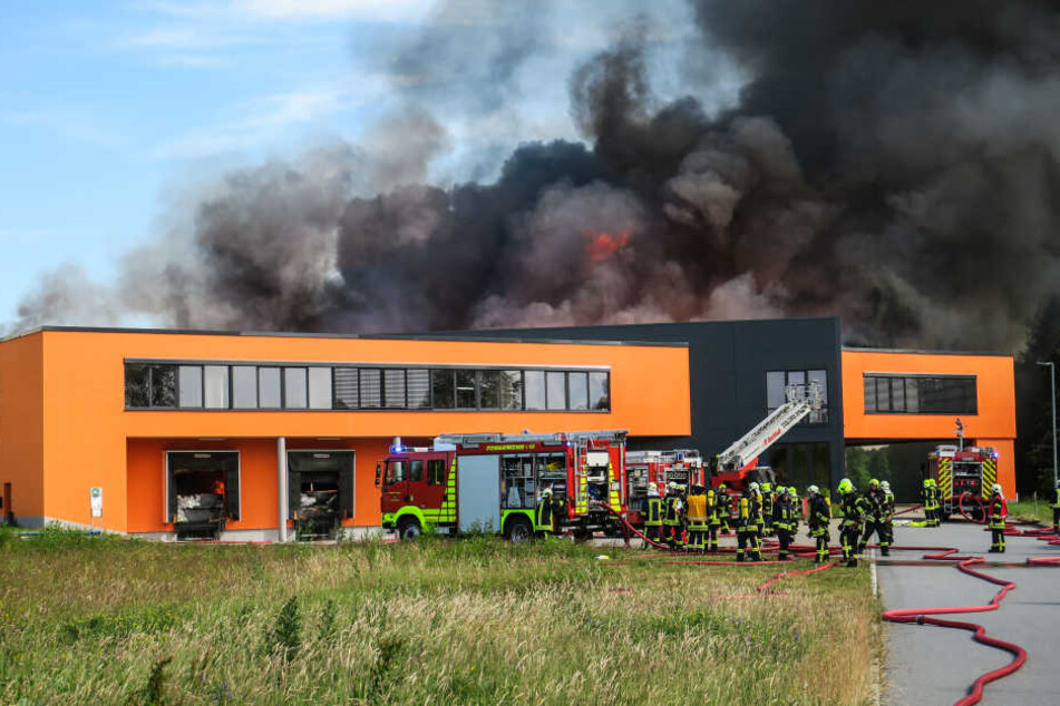 Die Feuerwehr löschte zwei Tage lang und hält weiterhin Brandwache.