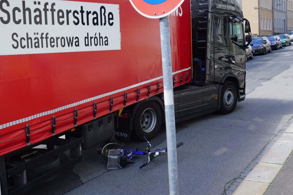 Die Radlerin kam unter die Räder des Lkws.