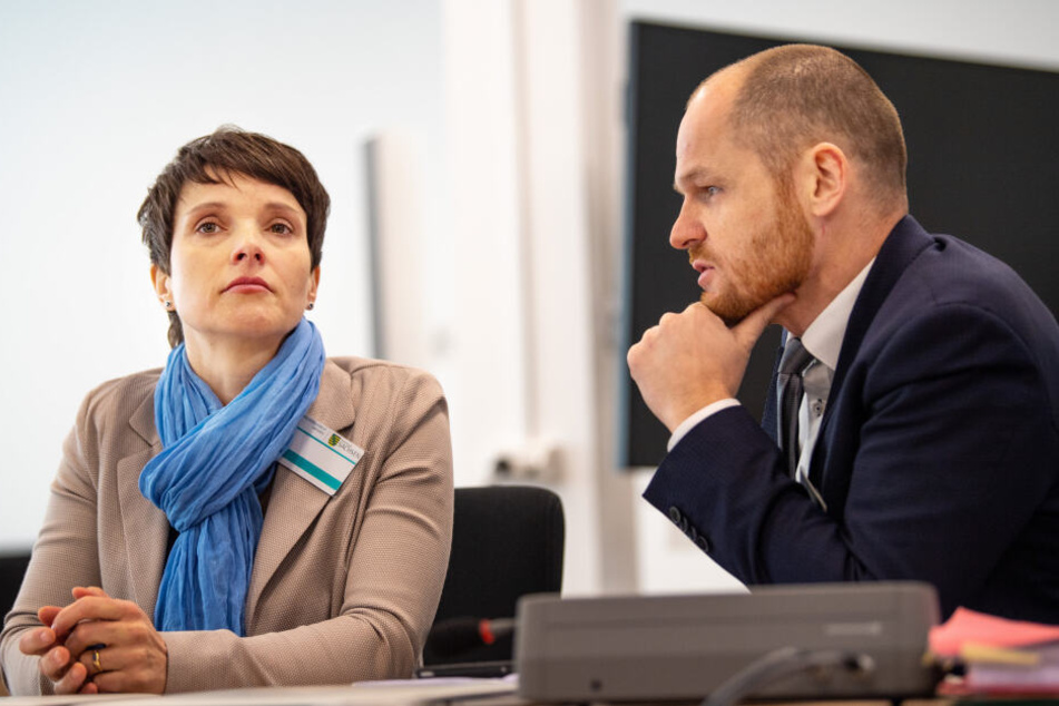 Frauke Petry mit ihrem Anwalt Carsten Brunzel auf der Anklagebank.