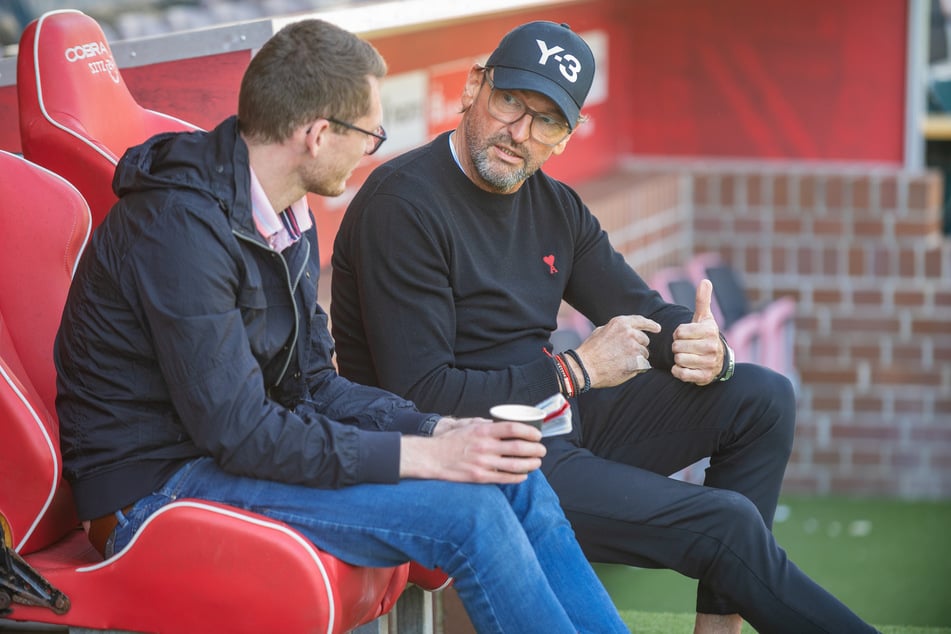 Pele Wollitz (60, r.) zeigt TAG24-Reporter Lukas Schulze (30) auf, wie schwierig das Unterfangen 2. Liga für Cottbus wäre.