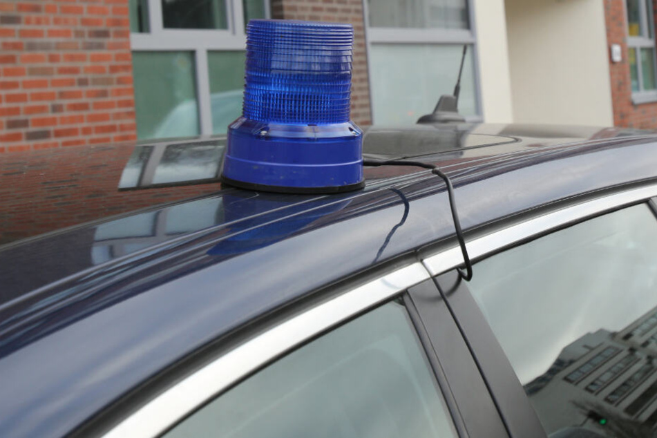 Der Mann montierte auf seinem Autobach ein Blaulicht, um den Eindruck eines Einsatzfahrzeugs zu erwecken. (Symbolbild)