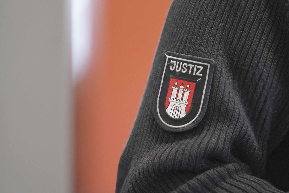 Der Angeklagte konnte trotz Begleitung von zwei Justizvollzugsbeamten entkommen. (Symbolbild)