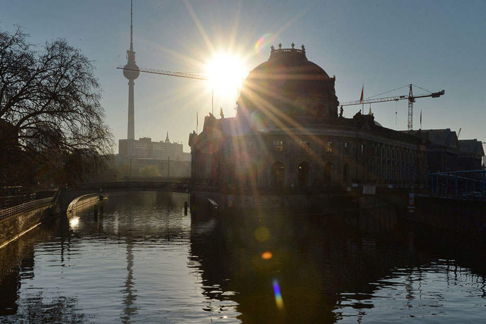In Höhe des Bodemuseums sprangen die Touristen am Sonntagmorgen in die Spree. Einer ist nun tot (Symbolbild).