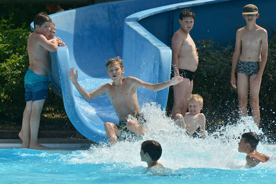 Letzte Woche lief hier nix: Junge Badfest-Gäste hatten gestern an der Wittgensdorfer Wasserrutsche Spaß.