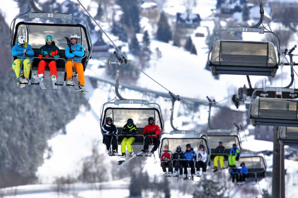 Auf und nieder, immer wieder: In Oberwiesenthal müssen die bestehenden Lifte den Besucher-Ansturm bewältigen. Neue sind noch in Planung.
