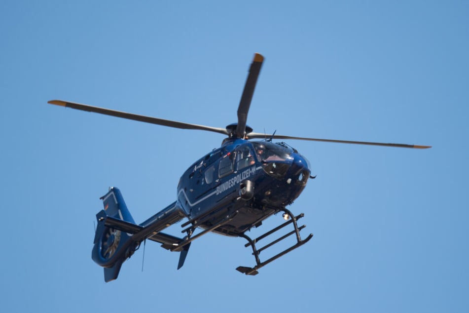 Ein Polizeihubschrauber wurde bei Suche nach den . vermissten Kindern eingesetzt. (Symbolbild)