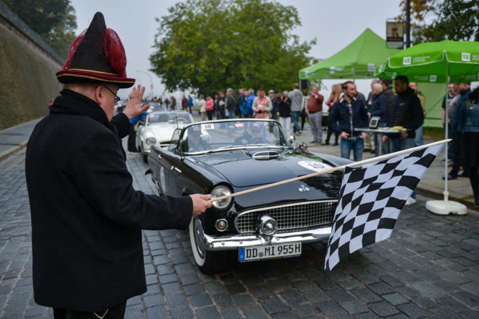 Der Nebel am Morgen lichtete sich schnell: Die 5. Rallye Elbflorenz startete und endete am Dresdner Terrassenufer.