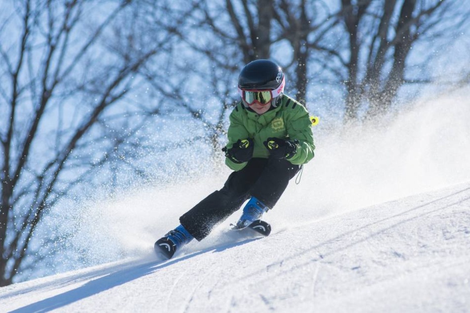 Wer im Winter gerne sportlich aktiv ist, fährt in die Schweiz, nach Frankreich, Italien, Österreich oder bleibt in Deutschland zum Skifahren.