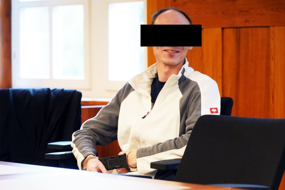 Eric Kris B. grinste vor Gericht in die Kamera.