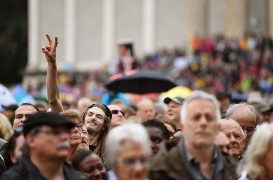 Um 11 Uhr startet die Auftaktkundgebung am Königsplatz in München. (Symbolbild)