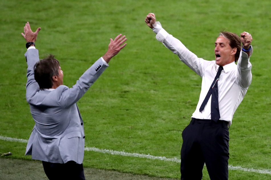 Hier freute sich Italiens Nationaltrainer Roberto Mancini (56, r.) über den Achtelfinal-Sieg gegen Österreich. Am Sonntag soll der Triumph gegen England her.