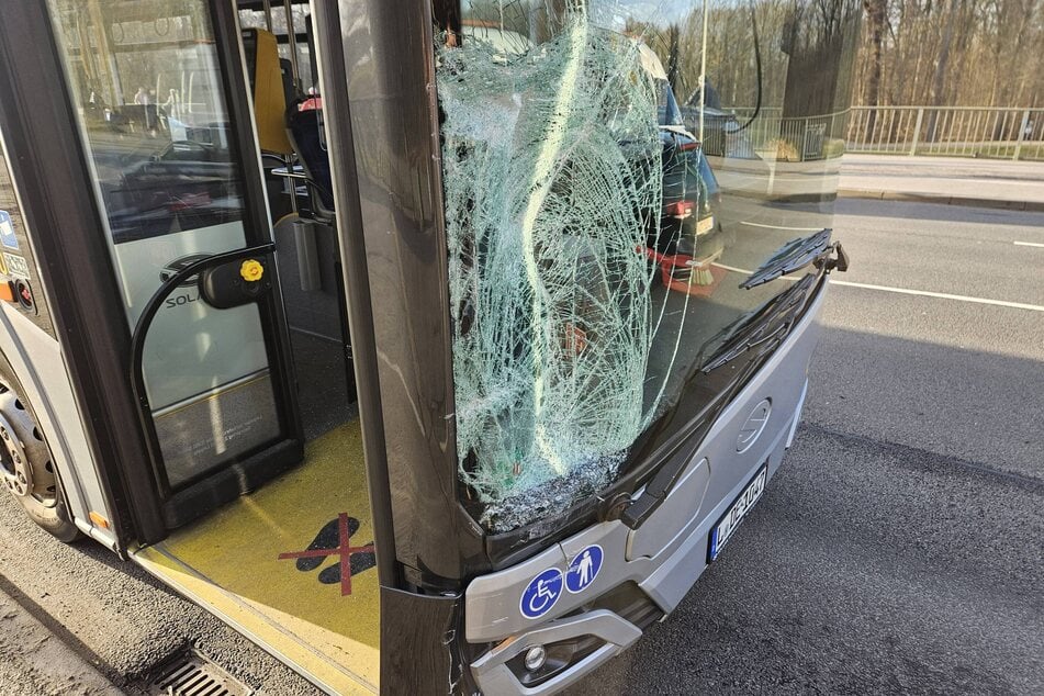 Der Bus trug bei dem Unfall Schäden an der Frontscheibe davon.