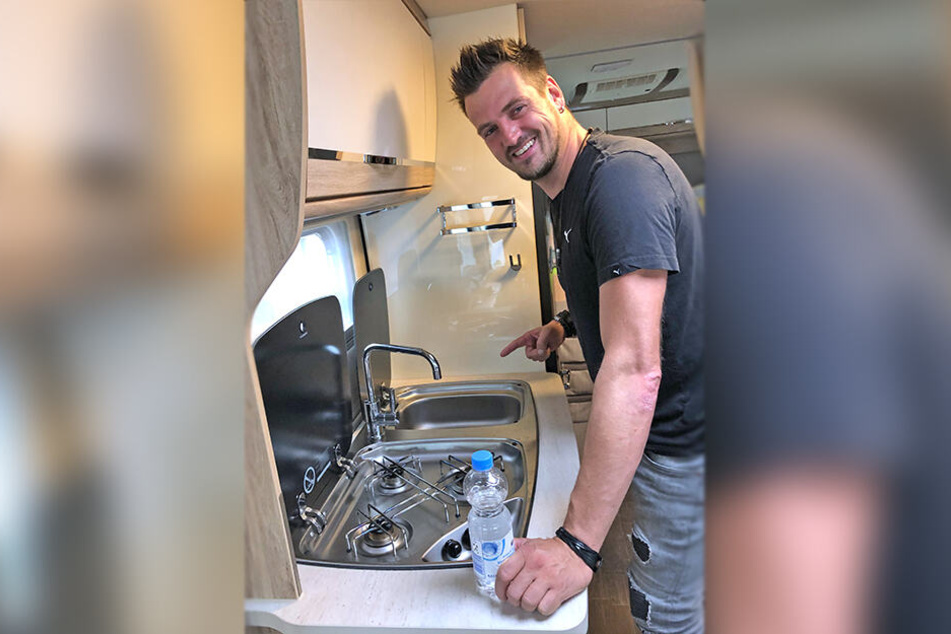 Schlafen, kochen, essen: Alles passiert auf Tour im Wohnmobil. Ric Einenkel (41) guckt noch etwas skeptisch auf die neue Küche.