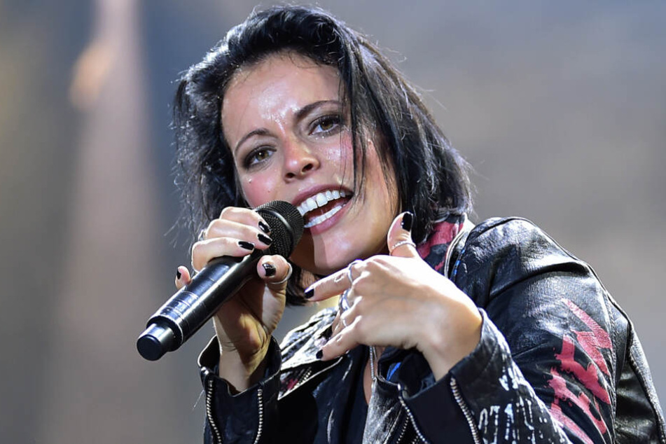 Die Sängerin Stefanie Kloss von der Gruppe Silbermond steht beim Konzert während der Elektronikmess IFA im Sommergarten auf der Bühne.