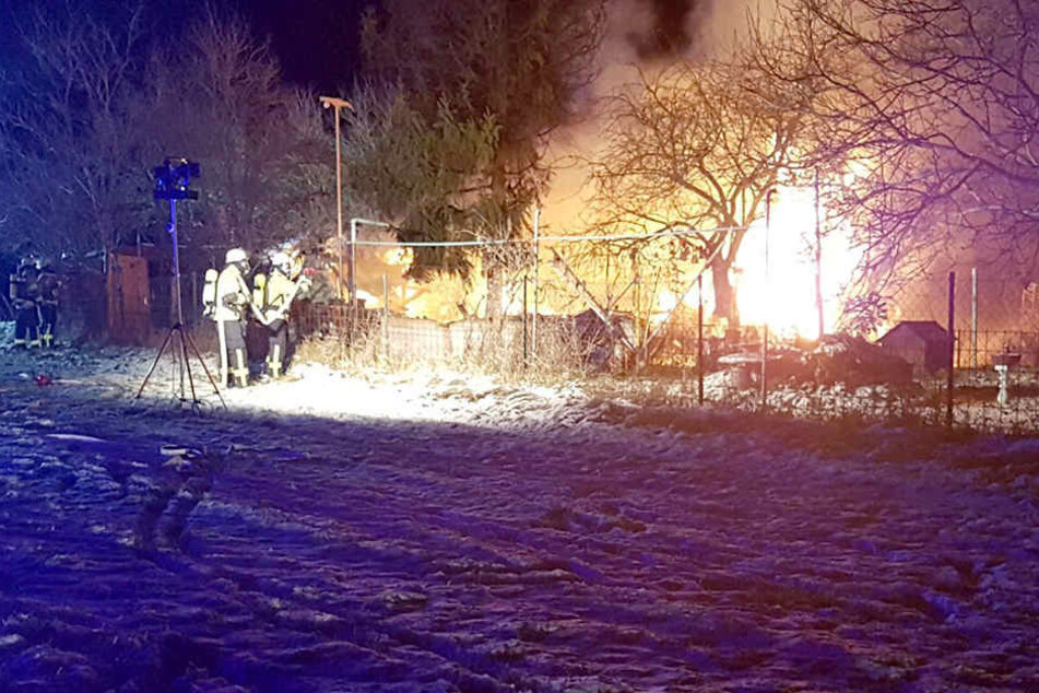 Als die Feuerwehr eintraf stand die Laube schon lichterloh in Flammen.