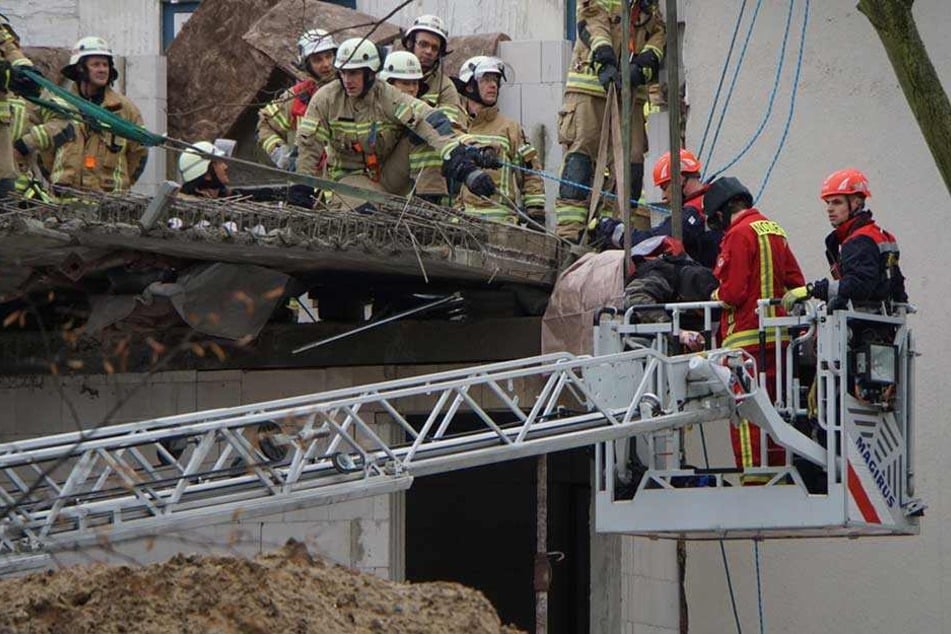 Die Feuerwehr kümmert sich um den eingeklemmten Mann.