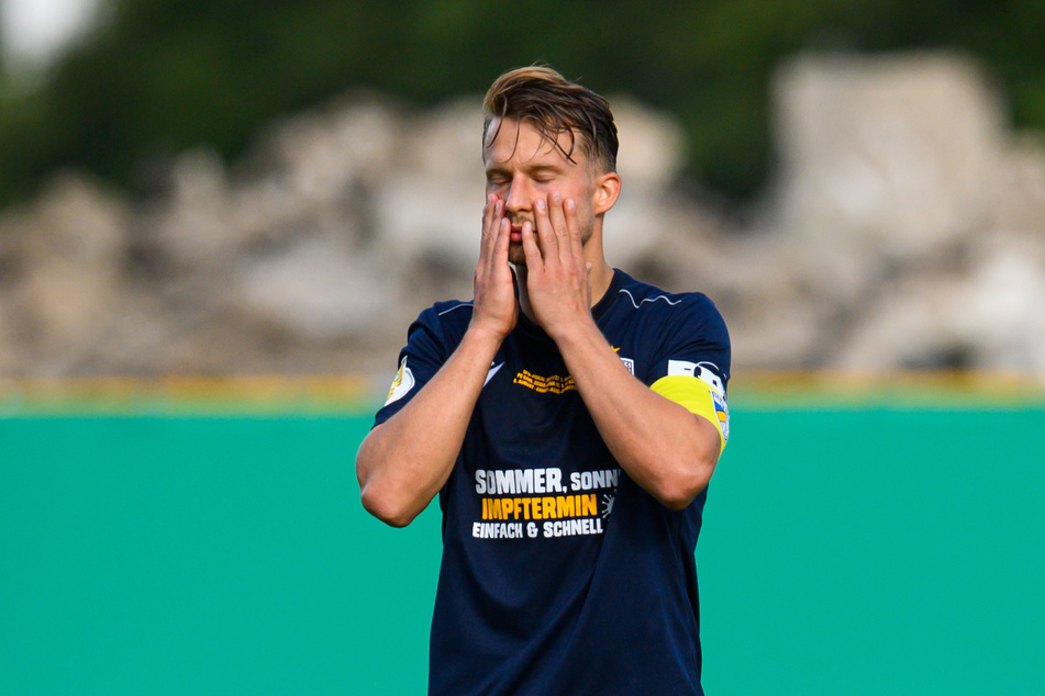 Maximilian Oesterhelweg (31) und der FC Carl Zeiss Jena müssen zittern. Nach einem weiteren Corona-Fall bei Energie Cottbus, droht das für kommenden Mittwoch geplante Spiel auszufallen.