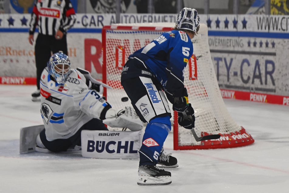 Sehenswert: Eislöwe Emil Johansson (r.) bringt die Scheibe gegen ERC-Goalie Devin Williams unter.