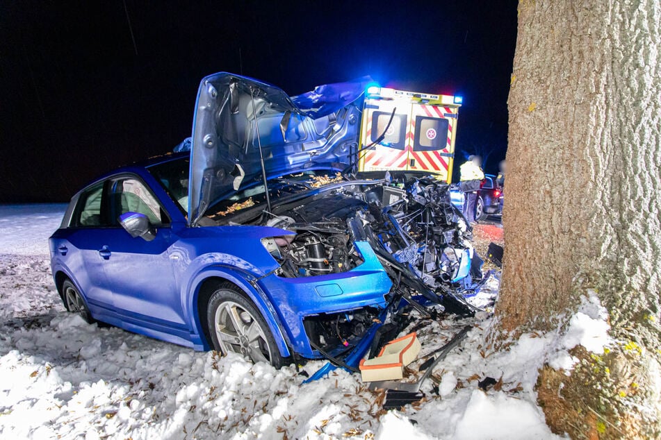 Das Auto wurde durch den Baum-Crash massiv beschädigt - Totalschaden!